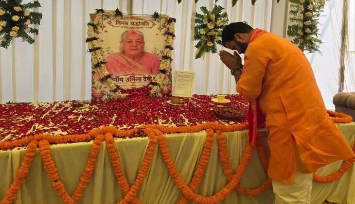 चंदौली के​​​​​​​&nbsp;चहनियां में शोकाकुल परिवार से मिले अम्बरीश सिंह भोला, दिवंगत आत्मा को किया नमन