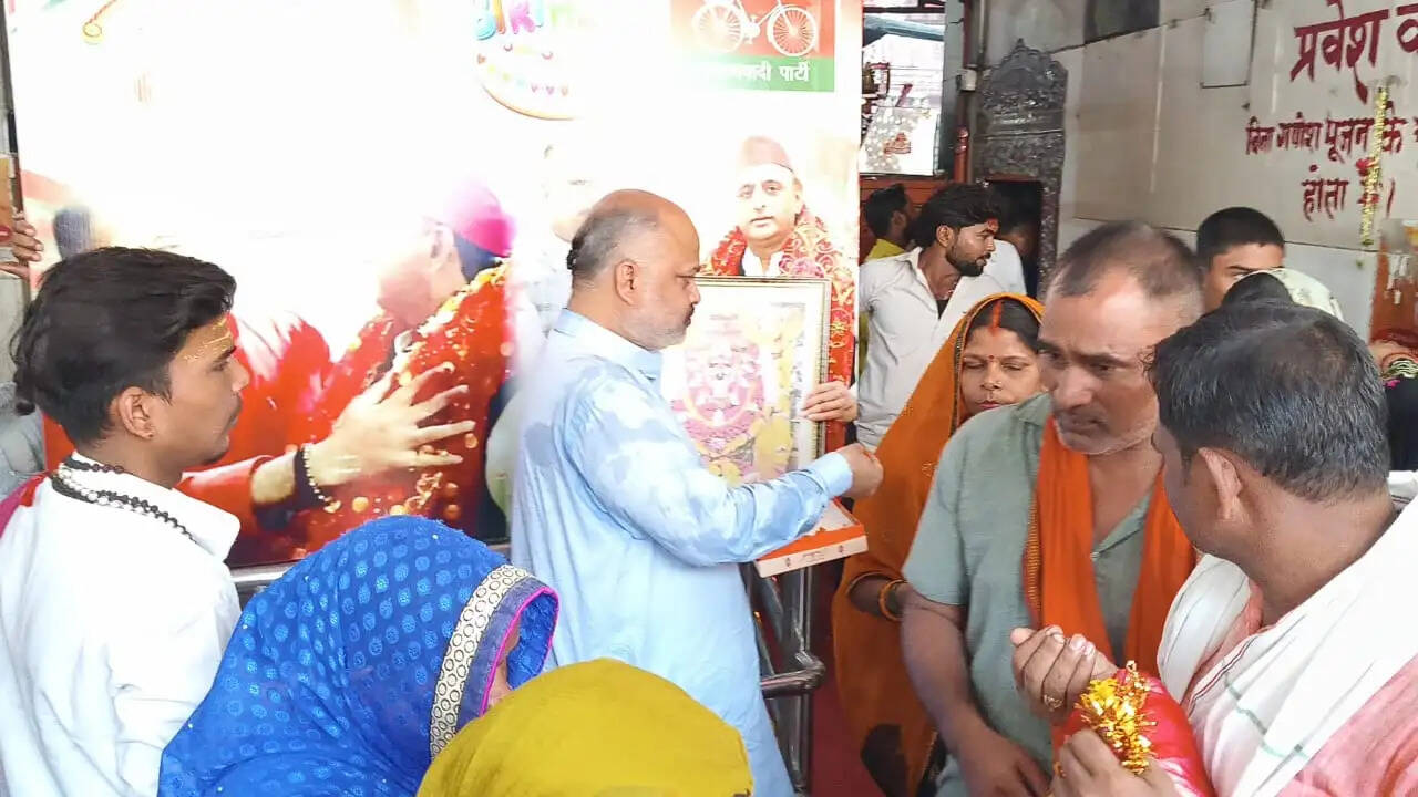 हवन-पूजन के दौरान अवनीश मिश्रा ने मां विंध्यवासिनी से प्रार्थना की कि वर्ष 2027 के विधानसभा चुनाव में समाजवादी पार्टी पूर्ण बहुमत के साथ सरकार बनाए और अखिलेश यादव एक बार फिर उत्तर प्रदेश के मुख्यमंत्री बनें। उन्होंने कहा कि समाजवादी विचारधारा को मजबूत करने और जनहित की राजनीति को आगे बढ़ाने के लिए कार्यकर्ता पूरी निष्ठा से जुटे हैं।