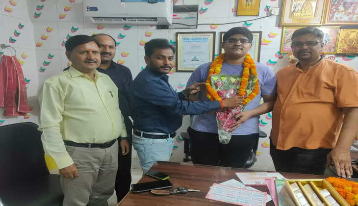 Chandauli News: चंदौली के बेटे&nbsp;ने नीट परीक्षा उत्तीर्ण कर बढ़ाया पीडीडीयू नगर का मान, बेटे ने पिता और माता को दिया सफलता का श्रेय