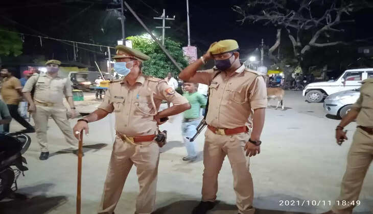 प्रभारी निरीक्षक ने किया पैदल गस्त,   दिएआवश्यक दिशा निर्देश   सैयदराजा चंदौली जनपद में कानून व्यवस्था तथा आम जनमानस में सुरक्षा की भावना को बनाए रखने एवं नवरात्रि दशहरा त्योहारों को देखते हुए प्रभारी निरीक्षक सैयदराजा उदय प्रताप सिंह फोर्स के साथ कस्बा सहित क्षेत्र में लगातार भ्रमण किया जा रहा है। सायकालीन फुट पेट्रोलिंग किया जा रहा है जिसके अंतर्गत भीड़भाड़ वाले स्थानों मंदिरों बाजारों सराफा मार्केट प्रमुख चौराहों बस स्टैंड टेंपो स्टैंड वह अपराधियों अवांछित तत्वों आपत्तिजनक गतिविधियां छेड़खानी करने वाले व्यक्तियों को चिन्हित कर उनके विरुद्ध कार्रवाई करने के उपाय की गश्त के दौरान आमजन से वार्ता कर उनकी समस्याओं से अवगत हो इसके निस्तारण तथा लोगों को दिशा निर्देशों के पालन हेतु जागरूक करने के लिए निर्देशित किया गया।