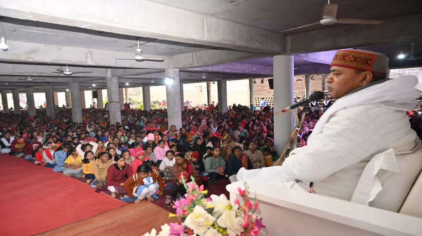 *ज़ोन स्तरीय निरंकारी बाल समागम सम्पन्न* *दशरथ व कौशल्या बने बिना अपने बच्चों से राम बनने की उम्मीद न करें---महादेव कुड़ियाल* वाराणसी।22 दिसम्बर2024।।मलदहिया स्थित निरंकारी सत्संग भवन में आज जोनल स्तर का विशाल निरंकारी बाल समागम आयोजित किया गया।जिसमें सन्त निरंकारी मण्डल ज़ोन न.64 वाराणसी के पांचों जिले वाराणसी,चन्दौली, गाजीपुर,मिर्ज़ापुर और सोनभद्र के सैकड़ों निरंकारी बाल सन्त शामिल हुए और अपने गीतों,कविताओं,विचारों और सांस्कृतिक प्रस्तुतियों से निरंकारी मानवतावादी संदेशों को पहुंचाने का अति सुंदर,रोचक व सफल प्रयास किया।इस बाल समागम की अध्यक्षता मंसूरी उत्तराखंड से पधारे केंद्रीय निरंकारी ज्ञानप्रचारक श्री महादेव कुड़ियाल ने किया। श्री कुड़ियाल ने बाल समागम में एकत्र हज़ारों निरंकारी बच्चों और अभिभावक भक्तों को सम्बोधित करते हुए कहा कि बचपन से ही संस्कार देने का प्रभाव था कि दशरथ व कौशल्या पुत्र श्रीराम भगवान राम कहलाये। इसलिए स्वयं दशरथ व कौशल्या बने बिना अपने बच्चों से राम बनने की कत्तई उम्मीद ना करें। श्री कुड़ियाल ने कहा कि बच्चे साफ़ दर्पण के समान होते हैं जैसा देखते और सीखते हैं हूबहू वही प्रदर्शित करते हैं।बच्चों के अंदर ही देश व दुनियां का भविष्य छिपा होता है।बाल सुलभ मन में चतुराई व चालाकी नहीं होती।बच्चे सहज स्वभाव के प्रभाव से ही बोलते हैं।आज यहां जो ये बच्चे भक्ति व श्रद्धा से भरे गीत,विचार व कविताएं प्रस्तुत किये वो निरंकारी परिवार का ही प्रभाव है।निरंकारी मिशन के माध्यम से निरंकारी सद्गुरु माता सुदीक्षा जी महाराज आज पूरे विश्व के अभिभावकों और बच्चों को रूहानियत का ही संस्कार देने में दिन रात सक्रीय हैं। आपने कहा कि घर,परिवार व समाज को भविष्य में साफ़-सुथरा व सुंदर देखना है तो वह समय बचपन वाला ही है।बचपन में सीखी अच्छी व बुरी आदतें ही आगे अपना प्रभाव दिखाती हैं।इसलिए बचपन से ही बच्चों में अच्छे संस्कार देने की ज़रूरत है।जो निरंकारी मिशन कर रहा है बाल सत्संग व समागम के द्वारा। उन्हीं लोगों का नाम इतिहास में आज सम्मानित रूप में दर्ज़ है जो बचपन में सन्तों-महात्माओं के साथ बिताया।ज्ञान किसी उम्र का मोहताज नहीं होता।जैसे नचिकेता,ध्रुव व प्रह्लाद आदि। अंत में आपने बच्चों से कहा कि अपने माता पिता की वसीयत से ही नहीं उनके नसीहत से भी प्यार करो।सन्त सज्जनों, सत्संगों व सद्गुरुओं का निरंतर सानिध्य प्राप्त करो व अनुसरण इसी तरह करते जाओ यही आज निरंकारी सद्गुरु चाहते हैं। जैसे जहाज आसमान में उड़ता है किन्तु ठहरता जमीन पर ही है इसी तरह आप उन्नति व तरक़्क़ी के खुले आसमान में बेशक़ खूब उड़ो मगर अपने संस्कार व सभ्यता के ज़मीन को न छोड़ो।इसी में आपकी और घर,परिवार व समाज की सार्थकता है और सुंदरता है।
