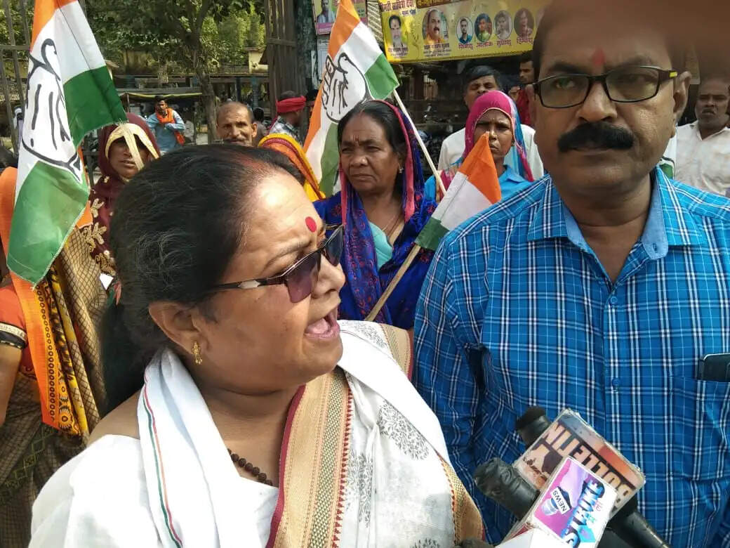 किसानों का कर्जा माफ तथा बिजली बिल हाफ को लेकर ला मोर्चा ने पिपरी जलालपुर तिराहे से बीकापुर तहसील तक किया पैदल मार्च लगाए सरकार विरोधी नारे