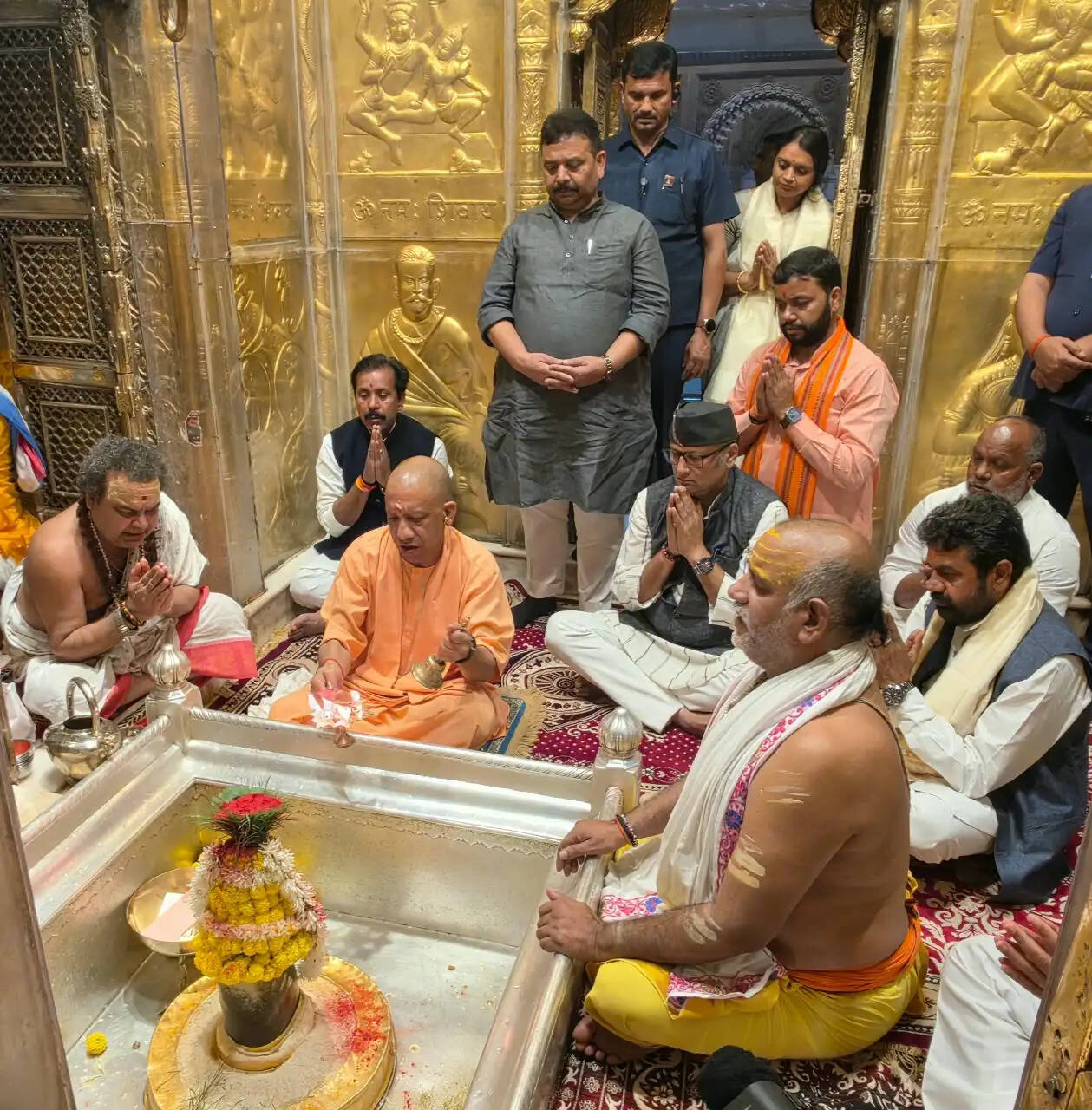 मुख्यमंत्री योगी आदित्यनाथ ने काशी कोतवाल बाबा काल भैरव और बाबा विश्वनाथ के दरबार में लगाई हाजिरी