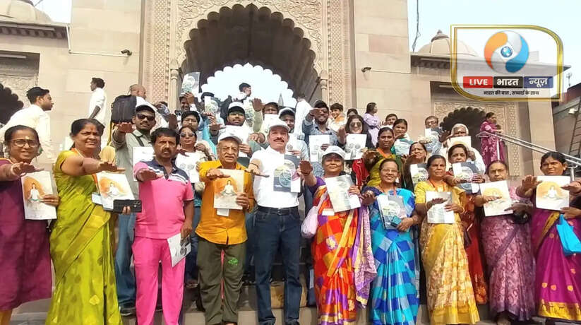 गंगा और उसकी सहायक नदियों की निर्मलता और अविरलता के लिए समग्र प्रयास और जन-जन से सक्रिय भागीदारी सुनिश्चित करने की अपील के साथ नमामि गंगे के स्वयंसेवकों ने काशी क्षेत्र के संयोजक व नगर निगम के स्वच्छता ब्रांड एंबेसडर राजेश शुक्ला के नेतृत्व में मंगलवार को श्रीकाशी विश्वनाथ धाम के गंगा द्वार पर नमामि गंगे परियोजना की उपलब्धियां जन-जन तक पहुंचायीं। । गंगा द्वार पर आयोजित कार्यक्रम में नमामि गंगे परियोजना के तहत अब तक 98 सीवेज परियोजनाएं पूरी होने, घाटों के आधुनिकीकरण और 10 क्विंटल से अधिक प्लास्टिक रोके जाने जैसी प्रमुख उपलब्धियां बताई गई हैं, जो स्वच्छ गंगा के संक&hellip;