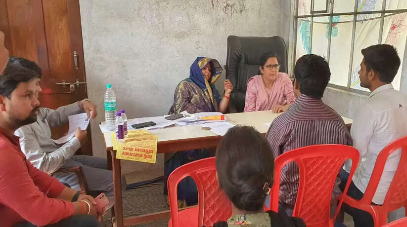 चन्दौली मुख्यालय पर रोजगार मेले के दौरान युवाओ से जानकारी लेती मीना सिंह