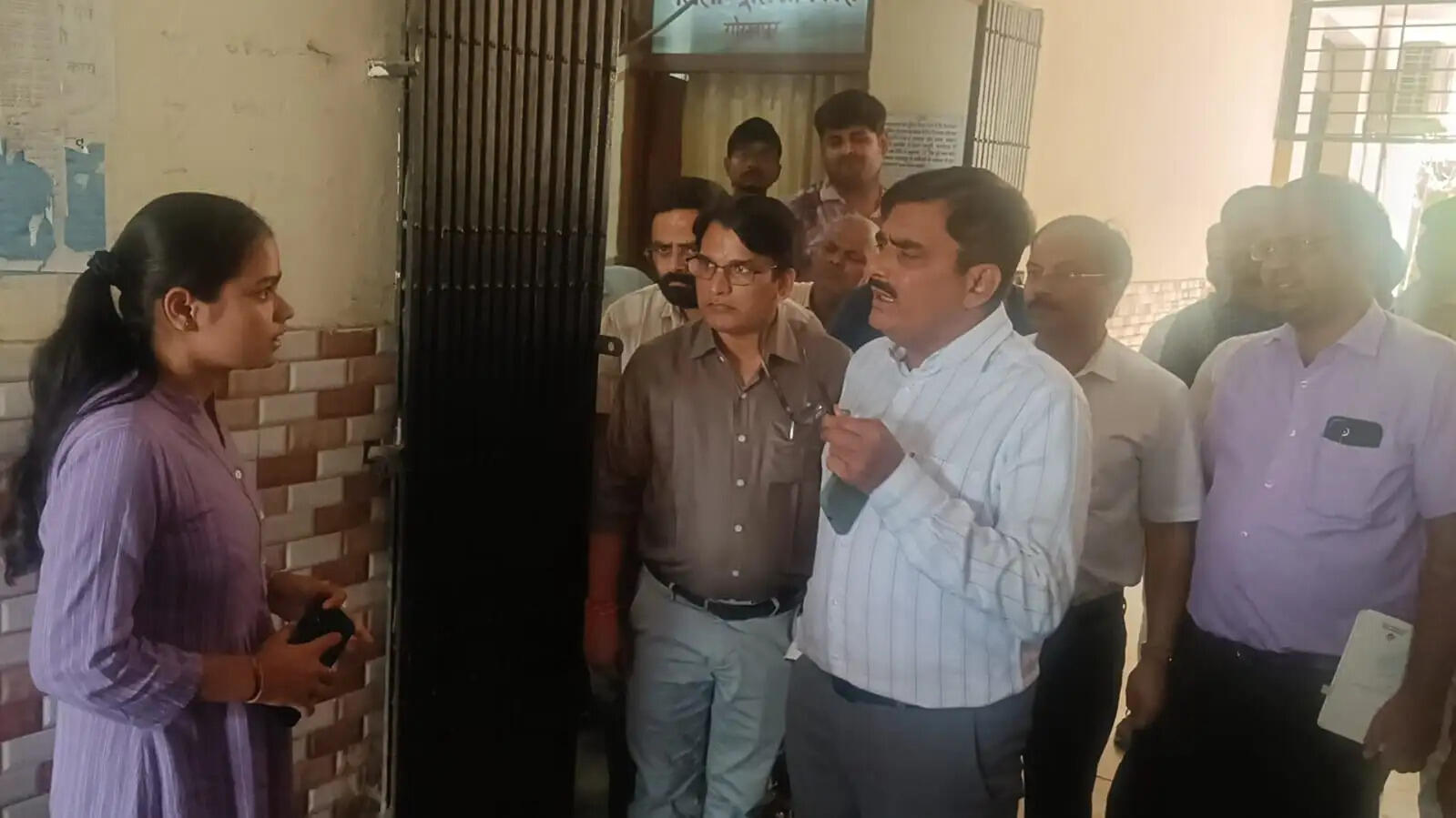 विकास भवन के कार्यालयों में गंदगी देख मंडलायुक्त सख्त, एक सप्ताह में व्यवस्था सुधारने का अल्टीमेटम