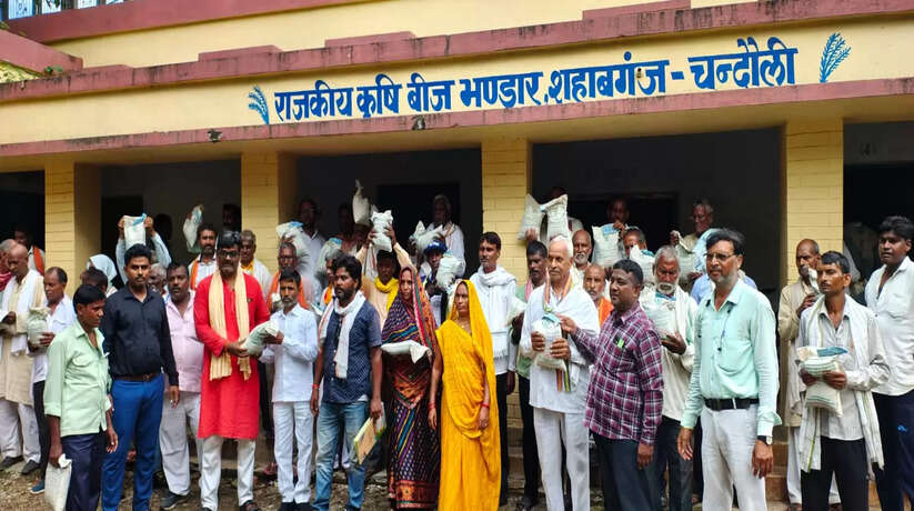 **किसानों को तिलहनी फसलों के बीज का निःशुल्क वितरण**
