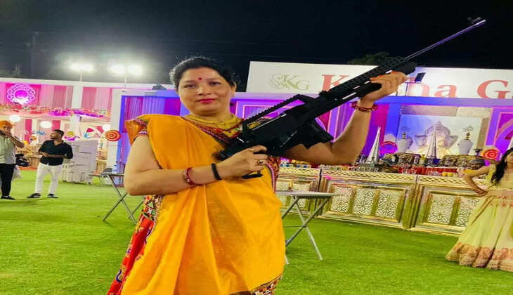 गाजियाबाद की बंदूकधारी आंटी ने नोएडा में लहराए हथियार, फोटो वायरल