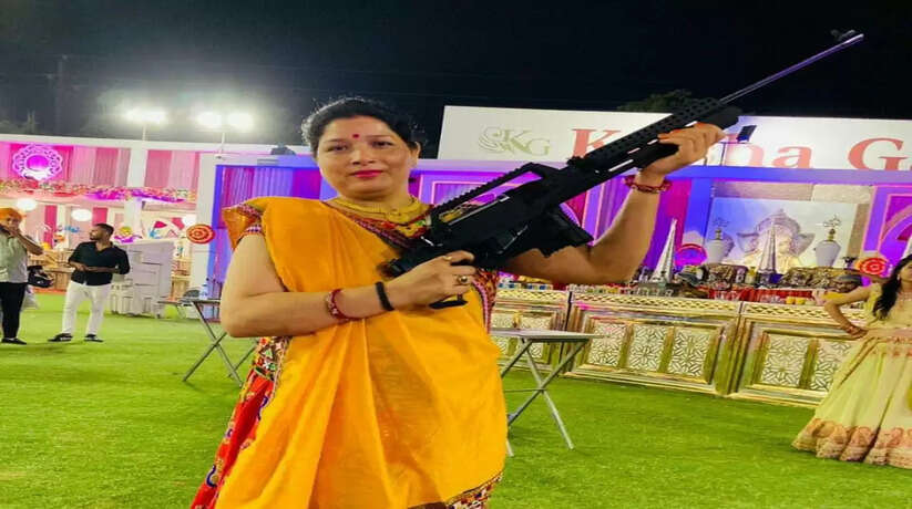 गाजियाबाद की बंदूकधारी आंटी ने नोएडा में लहराए हथियार, फोटो वायरल