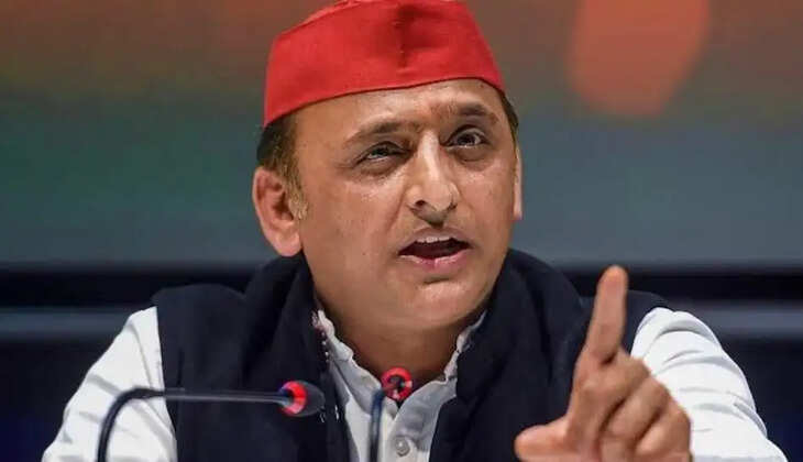 अखिलेश यादव का पुतला दहन मामले पर सपा का प्रदर्शन, कार्रवाई की मांग को लेकर सौंपा ज्ञापन  मिर्जापुर। समाजवादी पार्टी के राष्ट्रीय अध्यक्ष एवं पूर्व मुख्यमंत्री अखिलेश यादव का पुतला दहन किए जाने के विरोध में गुरुवार को मिर्जापुर जिला मुख्यालय पर सपा कार्यकर्ताओं ने जोरदार प्रदर्शन किया। पार्टी नेताओं ने आरोपियों के खिलाफ कड़ी कार्रवाई की मांग करते हुए पुलिस अधीक्षक के नाम संबोधित ज्ञापन अपर जिलाधिकारी एवं पुलिस उपाधीक्षक (नगर) को सौंपा।  प्रदर्शन का नेतृत्व कर रहे जिलाध्यक्ष देवी प्रसाद चौधरी ने कहा कि 28 जुलाई को संकटमोचन तिराहे पर कुछ अराजक तत्वों द्वारा अखिलेश यादव का पुतला दहन किया गया, जो कानून और लोकतांत्रिक मर्यादाओं के विरुद्ध है। उन्होंने मांग की कि दोषियों के खिलाफ 24 घंटे के भीतर मुकदमा दर्ज किया जाए।  जिलाध्यक्ष ने चेतावनी दी कि यदि निर्धारित समय में कार्रवाई नहीं हुई तो समाजवादी पार्टी जिलेभर में विरोध प्रदर्शन और पुतला दहन अभियान चलाएगी, जिसकी पूरी जिम्मेदारी जिला प्रशासन और पुलिस की होगी।  पार्टी के जिला महामंत्री आदर्श यादव ने कहा कि इस घटना से समाजवादी पार्टी के लाखों कार्यकर्ताओं और समर्थकों की भावनाएं आहत हुई हैं। उन्होंने आरोप लगाया कि ऐसे कृत्यों से जिले का सामाजिक और राजनीतिक माहौल प्रभावित हो सकता है।  प्रदर्शन में पूर्व जिला पंचायत अध्यक्ष रामराज पटेल, शिवशंकर सिंह यादव, एडवोकेट सुरेन्द्र सिंह पटेल, गुलाब चंद्र यादव, अशोक यादव, आशीष यादव, रोहित शुक्ला, कीर्ति कोल, डॉ. शक्ति श्रीवास्तव, अनीस खान, बलराम यादव, अभय यादव, सलीम बादशाह सहित बड़ी संख्या में समाजवादी पार्टी के पदाधिकारी और कार्यकर्ता मौजूद रहे।  नोट: समाचार लिखे जाने तक इस मामले में जिला प्रशासन या पुलिस की ओर से ज्ञापन पर कोई आधिकारिक प्रतिक्रिया सामने नहीं आई थी।