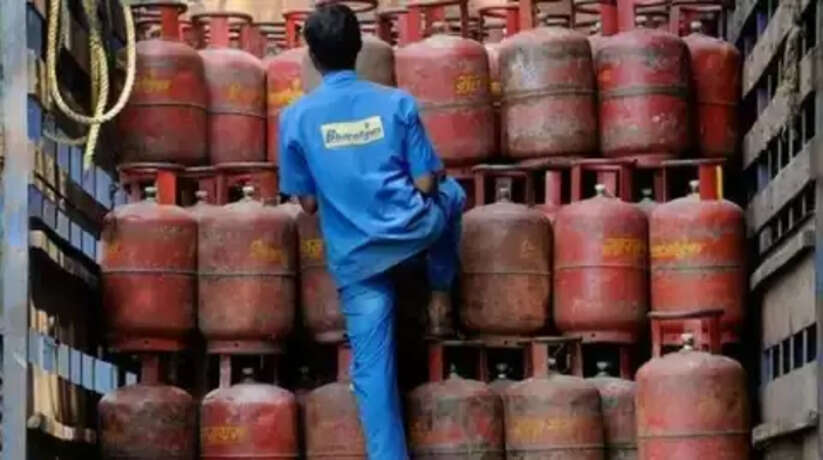 नए साल से पहले lpg ग्राहकों को बड़ा तोहफा! भयंकर सस्ते हुए एलपीजी गैस सिलेंडर दाम बढ़ने से पहले कर ले बुकिंग 