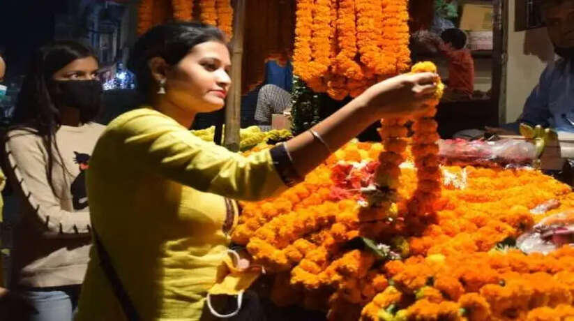 दीपावली पर महका फूलों का बाजार, दिवाली पर इन फूलों की महक से गुलजार होंगे बनारस के बाजार