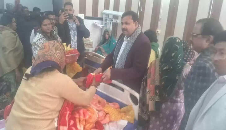 पूर्व प्रधानमंत्री के जन्म दिवस परविधायक प्रदीप शुक्ला ने मरीजों में कंबल,फल व दवा का किया वितरण