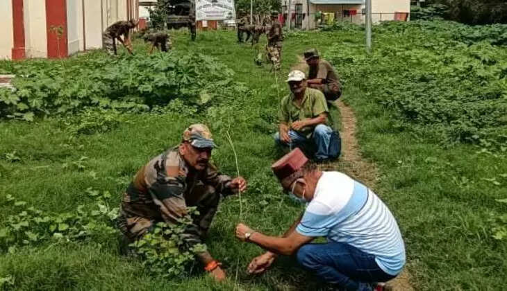 वाराणसी:&nbsp;ट्रामा सेंटर परिसर में सृजन सामाजिक विकास न्यास व गंगा टास्क फोर्स ने संयुक्त रूप से किया पौधारोपण