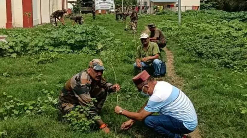वाराणसी: ट्रामा सेंटर परिसर में सृजन सामाजिक विकास न्यास व गंगा टास्क फोर्स ने संयुक्त रूप से किया पौधारोपण