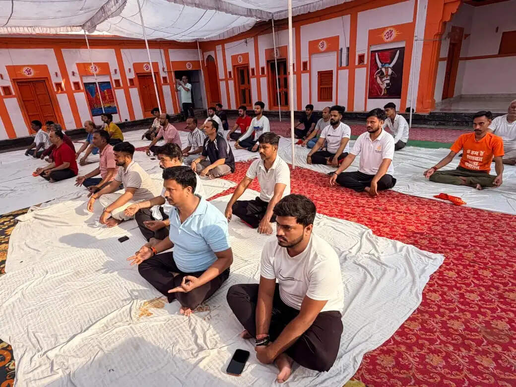 योग गुरु विनोद जी एवं अखिलेश जी ने उपस्थित लोगों को विभिन्न योगासन और प्राणायाम का अभ्यास कराते हुए योग के लाभों की विस्तृत जानकारी दी। उन्होंने कहा कि नियमित योगाभ्यास से व्यक्ति शारीरिक रूप से सशक्त, मानसिक रूप से संतुलित और आध्यात्मिक रूप से जागरूक बनता है।