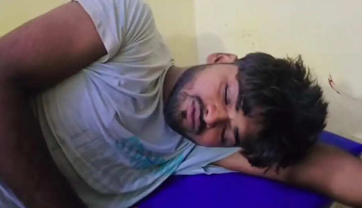 चंदौली के नौगढ़ में ₹800 के लेनदेन को लेकर विवाद के बाद फायरिंग हुई। गोली लगने से युवक घायल हो गया। पुलिस ने दो टीमें गठित कर आरोपियों की तलाश शुरू कर दी है।