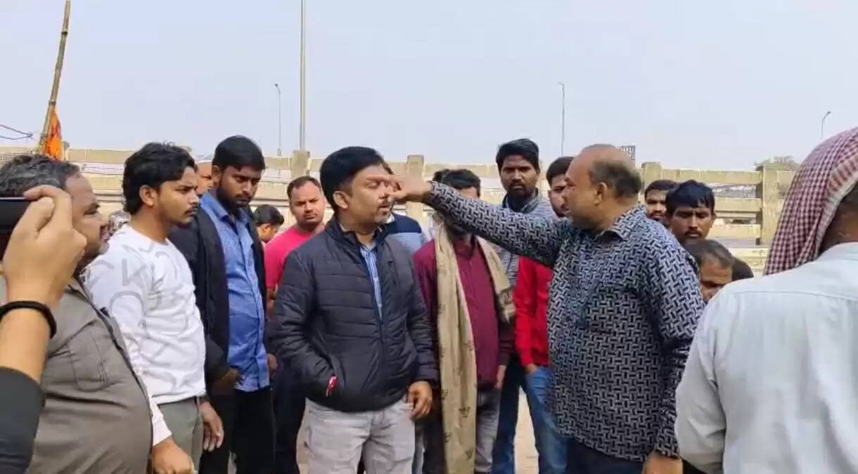चंदौली में राजकीय शोक के दौरान बिजली विभाग की मनमानी, बिल जमा होने के बावजूद काटी जा रही बिजली कनेक्शन