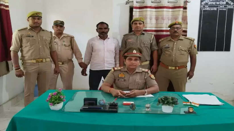 Chanduali News: महिला प्रभारी निरीक्षक थाना कंदवा के नेतृत्व में पुलिस टीम ने धर दबोचा 25 हजार रुपए का पुरस्कार घोषित गैंगस्टर एक्ट का वांछित अभियुक्त शातिर पशु तस्कर