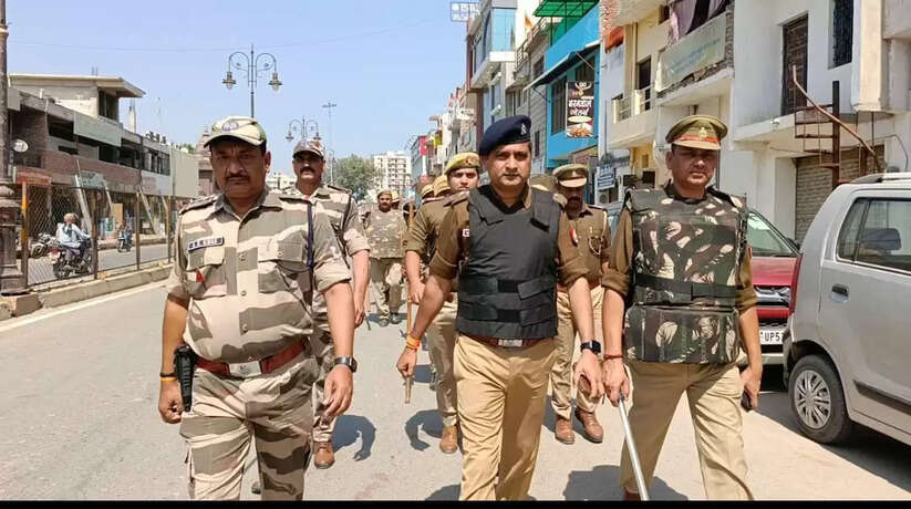 आगामी लोकसभा चुनाव और त्योहारों को लेकर गोरखनाथ पुलिस सतर्क, सीआईएसएफ के जवानों के साथ गोरखनाथ पुलिस ने किया फ्लैग मार्च
