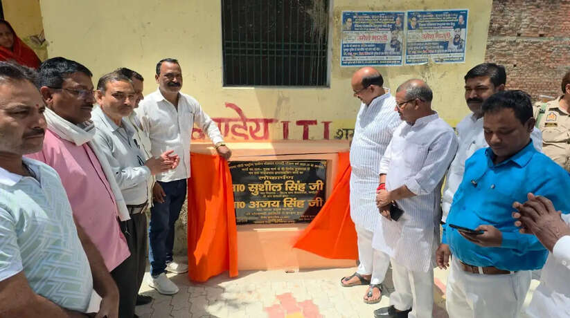 Chandauli news, Dhanapur block news, Kharkholiya gram panchayat, interlocking road construction, side wall construction work, Ajay Singh block pramukh, Chandauli development work, rural road problem, village road construction, Uttar Pradesh panchayat development, Dhanapur latest news, Chandauli rural news, interlocking road inauguration, gram panchayat development scheme, Chandauli local news