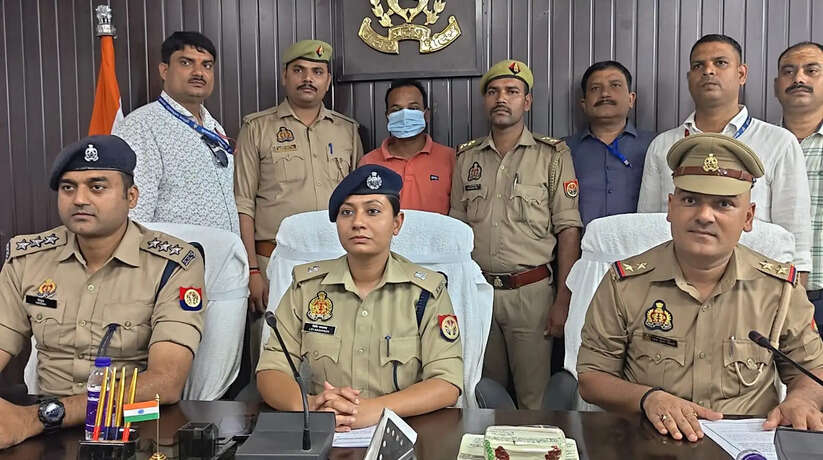 Varanasi News: मिट्टी से नंबर प्लेट छिपाकर करता था लूट! पुलिस के जाल में फंसा शातिर चैन स्नैचर