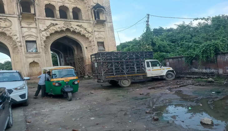 Ayodhya News: क्या हाल कर रखा मकबरा बहू बेगम का.! जिम्मेदार अधिकारी कभी शायद ही इस अतिक्रमण को देखने जाते है