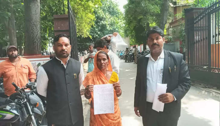 वाराणसी में आरोपी की माँ ने पुलिस पर लगाया आरोप, पुलिस ने तीन दिन तक युवक को छुपाए रखा फिर दर्ज किया आनन - फानन में मुकदमा