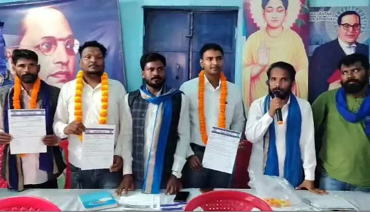 #चंदौली आज 9 अक्टूबर आज़ाद समाज पार्टी के तत्वावधान में बहुजन नायक मान्यवर कांशीराम साहब जी का महापरिनिर्वाण दिवस जनपद चंदौली में मनाया गया,आजाद समाज पार्टी कांशीराम के तत्वाधान में मनाया गया साथ ही आजाद समाज पार्टी के पदाधिकारी नियुक्त किए गए जिला एवं विधानसभा स्तर के जिसमें सैकड़ो की संख्या में आजाद समाज पार्टी के पदाधिकारी कार्यकर्ता उपस्थित रहे जिला अध्यक्ष आजाद समाज पार्टी शैलेश कुमार,  युवा मोर्चा जिला अध्यक्ष नंदन कुमार  जिला उपाध्यक्ष अभिषेक चौधरी, जिला महासचिव कन्हैया बौद्ध, भानु प्रताप मौर्य जी, जिला संगठन मंत्री चंद्रभान राव, जिला सचिव सुजीत कुमार, जिला मीडिया प्रभारी अजय कुमार जी,चकिया विधानसभा अध्यक्ष सुरेश कुमार बागी जी सकलडीहा विधानसभा अध्यक्ष सोहन भारती जी मुगलसराय विधानसभा अध्यक्ष निहाल वाल्मीकि जी, दिलीप दिलदार जी,विधानसभा महासचिव बब्बन कुमार  जिला सचिव प्रभात रावण युवा कार्यकर्ता उमेश भारती जिला सचिव मनोज कुमार ,नवीन जी,अरूण कुमार श्यामलाल बौद्ध एवं समस्त पदाधिकारी कार्यकर्ता उपस्थित रहे ।