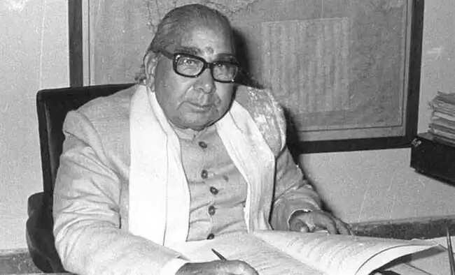 Pandit Kamlapati Tripathi, Kamlapati Tripathi birth anniversary, Kamlapati Tripathi political career, Kamlapati Tripathi Chief Minister of Uttar Pradesh, Kamlapati Tripathi police revolt 1973, Kamlapati Tripathi Prime Minister proposal, Congress senior leader Kamlapati Tripathi, Indian freedom fighters from Uttar Pradesh, Kamlapati Tripathi literary works, Politics of sacrifice in India, Indira Gandhi and Kamlapati Tripathi, History of Uttar Pradesh politics