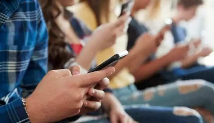 मोबाइल चलाने से बीमार पड़ रहे है भारतीय.... सोशल मीडिया पर कम लाइक-शेयर से मेंटल हेल्थ हो रही डिस्टर्ब