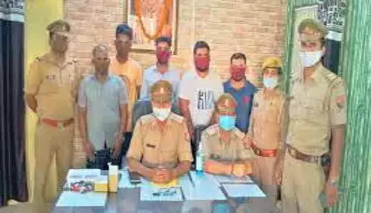 शिवपुर थाना अंतर्गत गणेशपुर में अजय यादव की चाय-समोसा की दुकान है। अजय के अनुसार मंगलवार की रात बाइक सवार कुछ युवक उसकी दुकान के समीप शराब के नशे में धुत होकर लघुशंका कर रहे थे। उसने विरोध किया तो सभी कहासुनी करते हुए उससे उलझ गए। इसके बाद बाइक सवार मनबढ़ युवकों ने थोड़ी-थोड़ी देर के अंतराल में 3 बार में 9 राउंड फायरिंग की। असलहे से निकली गोली से अजय और उसके समीप की दुकान पर काम करने वाला सुशील वर्मा घायल हो गया था। प्रकरण को लेकर अज्ञात बदमाशों के खिलाफ शिवपुर थाने में मुकदमा दर्ज किया गया था।