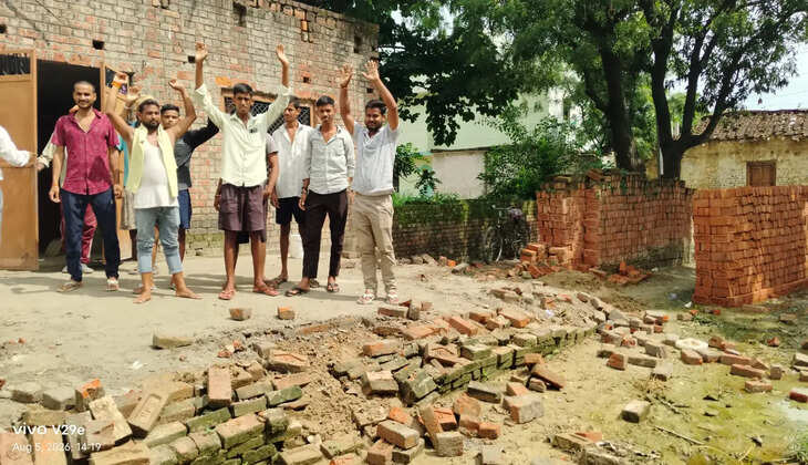 कररिया गांव में राजस्व टीम ने मौके पर पहुंचकर रुकवाया कब्जा, ग्रामीणों ने भूमि की पैमाइश कर स्थायी संरक्षण की मांग की