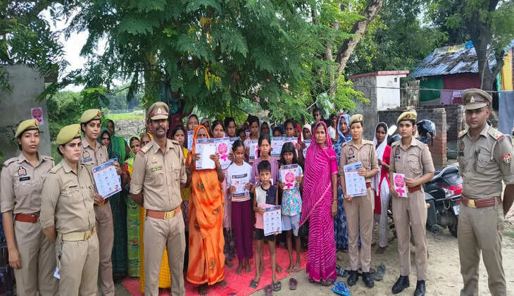 गोरखपुर के सहजनवा क्षेत्र में मिशन शक्ति फेज-5.0 के तहत बहू-बेटी सम्मेलन का आयोजन किया गया। महिलाओं और बालिकाओं को सुरक्षा, कानूनी अधिकार, साइबर अपराध से बचाव और महत्वपूर्ण हेल्पलाइन नंबरों की जानकारी दी गई।