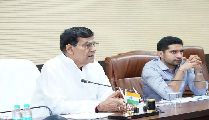 A K Sharma, Varanasi Review Meeting, Urban Development Department, Energy Department, Monsoon Preparedness, Drainage System, Cleanliness Drive, Power Supply, 1912 Helpline, Municipal Bodies, Purvanchal Vidyut Distribution Corporation, Himanshu Nagpal, Shambhu Kumar, Public Services, Varanasi News, Urban Development Projects