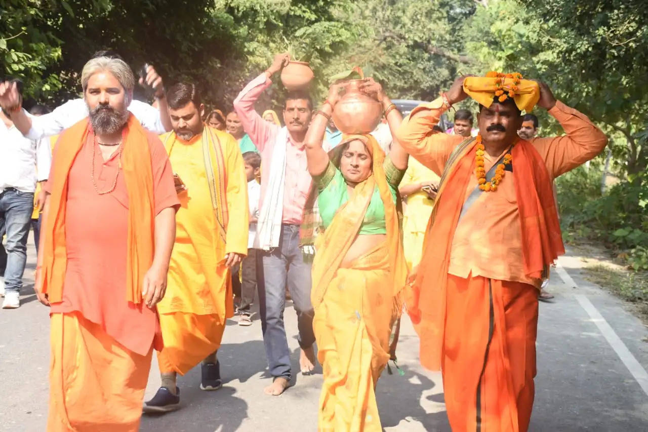 Ayodhya News: कलश यात्रा के साथ नन्दीग्राम महोत्सव की हुई शुरूआत, हजारों राम भक्तों संग हुई भारत कुंड परिचय की परिक्रमा