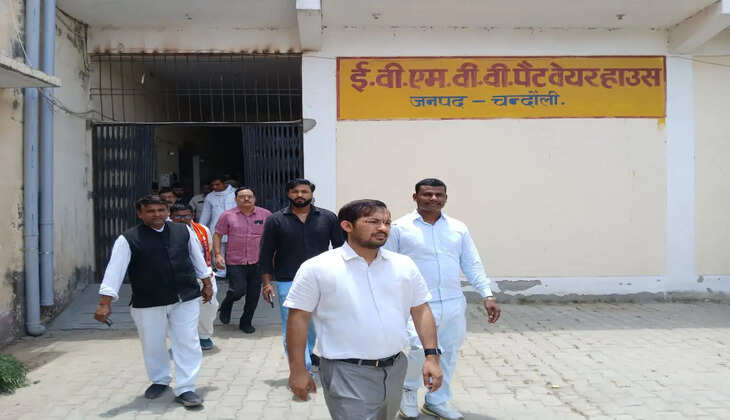 चुनाव से पहले अलर्ट मोड में प्रशासन! चंदौली में डीएम ने जांची EVM और VVPAT की सुरक्षा व्यवस्था