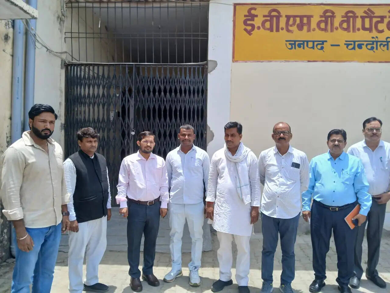 Chandauli News: ईवीएम वेयरहाउस का जिलाधिकारी ने किया मासिक निरीक्षण, सुरक्षा व्यवस्थाओं का लिया जायजा