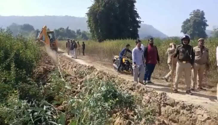 Chandauli News:&nbsp;चन्दौली में&nbsp;अवैध अतिक्रमण पर चला वन विभाग का बुल्डोजर