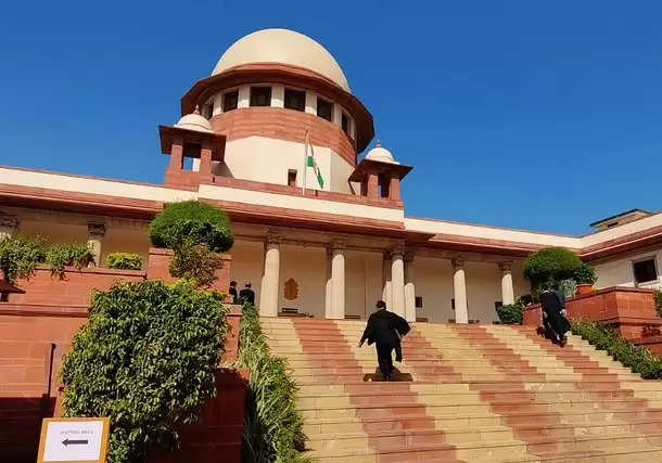Supreme Court- भीमा कोरेगांव के आरोपी गौतम नवलखा को एक महीने के लिए House Arrest करने की अनुमति दी