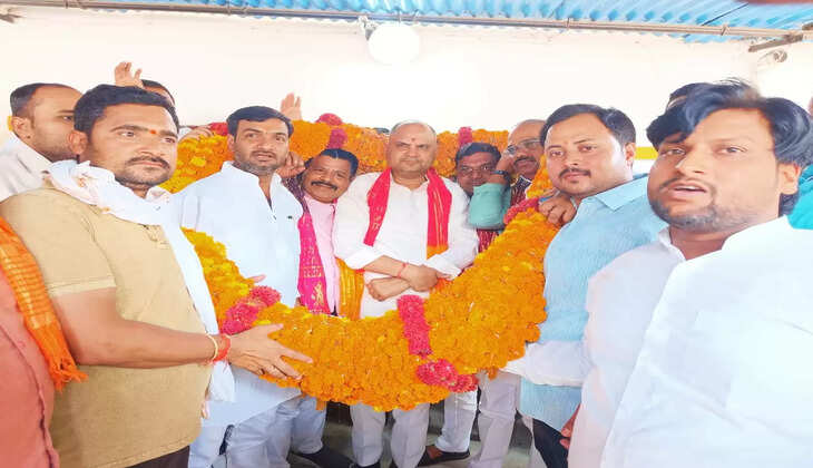 Ayodhya News: अयोध्या जनसम्पर्क अभियान में बूथ समिति के साथ टोली बनाकर घर-घर पहुंच रहे हैं भाजपाई