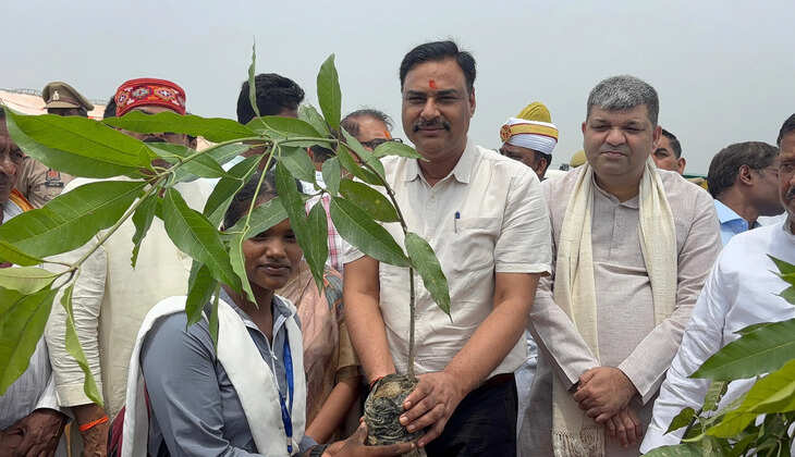 मीरजापुर। उत्तर प्रदेश सरकार के 'वृक्षारोपण महायज्ञ-2026' एवं 'एक पेड़ मां के नाम' अभियान के तहत रविवार को मीरजापुर के ग्राम सागर सेमरा में जनपद स्तरीय मुख्य वृक्षारोपण कार्यक्रम आयोजित किया गया। कार्यक्रम में कैबिनेट मंत्री आशीष पटेल, महानिदेशक पर्यटन एवं नोडल अधिकारी डॉ. वेदपति मिश्रा, जिलाधिकारी पवन कुमार गंगवार, जनप्रतिनिधियों एवं अधिकारियों ने विभिन्न प्रजातियों के पौधे लगाकर पर्यावरण संरक्षण का संदेश दिया।  जनपद में इस वर्ष 97 लाख 61 हजार 600 पौधों के रोपण का लक्ष्य निर्धारित किया गया है। इसमें वन विभाग द्वारा 48.36 लाख तथा अन्य विभागों द्वारा 49.25 लाख पौधे लगाए जा रहे हैं।  कार्यक्रम का शुभारंभ कैबिनेट मंत्री आशीष पटेल ने हरिशंकरी का पौधा लगाकर किया। इस अवसर पर उन्होंने कार्यक्रम में शामिल स्कूली बच्चों को प्रमाण-पत्र और निःशुल्क पौधे भी वितरित किए।  'पेड़ लगाना ही नहीं, उनकी देखभाल भी जरूरी' कैबिनेट मंत्री आशीष पटेल ने कहा कि प्रधानमंत्री नरेंद्र मोदी द्वारा शुरू किया गया 'एक पेड़ मां के नाम' अभियान आज जनआंदोलन का रूप ले चुका है। उन्होंने कहा कि केवल पौधे लगाना ही पर्याप्त नहीं है, बल्कि उनकी परिवार के सदस्य की तरह देखभाल करना भी उतना ही आवश्यक है।  उन्होंने कहा कि पेड़ हमें शुद्ध ऑक्सीजन, स्वच्छ वातावरण और बेहतर स्वास्थ्य प्रदान करते हैं। इसलिए प्रत्येक व्यक्ति को कम से कम एक पौधा अपनी मां के नाम अवश्य लगाना चाहिए।  पर्यावरण संरक्षण पर दिया गया विशेष जोर महानिदेशक पर्यटन एवं नोडल अधिकारी डॉ. वेदपति मिश्रा ने कहा कि प्रकाश, पानी और पेड़ों की तरह पर्यावरण भी मानव जीवन के लिए अत्यंत आवश्यक है। यदि पर्यावरण संतुलित रहेगा तो आने वाली पीढ़ियों को स्वच्छ और स्वस्थ जीवन मिलेगा। उन्होंने सभी लोगों से अधिक से अधिक वृक्षारोपण करने और पर्यावरण संरक्षण में भागीदारी निभाने की अपील की।  विधायकों और जनप्रतिनिधियों ने भी लगाए पौधे कार्यक्रम में नगर विधायक रत्नाकर मिश्र, मड़िहान विधायक रमाशंकर सिंह पटेल, छानबे विधायक रिंकी कोल, नगर पालिका अध्यक्ष श्याम सुंदर केसरी, मुख्य विकास अधिकारी विशाल कुमार, मुख्य वन संरक्षक सुशांत शर्मा सहित कई जनप्रतिनिधियों और अधिकारियों ने पीपल, बरगद, पाकड़, नीम, अर्जुन, जामुन, सहजन, सागौन एवं अन्य प्रजातियों के पौधे लगाए।  स्कूली बच्चों और स्वयंसेवी संस्थाओं ने बढ़ाई कार्यक्रम की शोभा कार्यक्रम में एनसीसी कैडेट्स, विभिन्न विद्यालयों के छात्र-छात्राओं तथा स्वयंसेवी संस्थाओं ने भी सक्रिय भागीदारी निभाई। सांस्कृतिक कार्यक्रमों के साथ अतिथियों का स्वागत किया गया और पर्यावरण संरक्षण का सामूहिक संकल्प लिया गया।