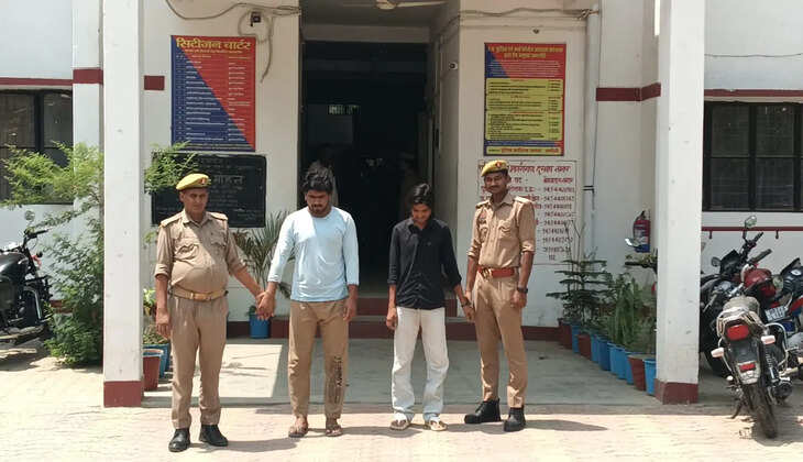 &nbsp;चंदौली में अवैध डीजल कारोबार पर पुलिस का बड़ा एक्शन, 4 हजार लीटर डीजल बरामद चंदौली। जनपद में अवैध डीजल कारोबार के खिलाफ पुलिस ने बड़ी कार्रवाई करते हुए करीब 4 हजार लीटर डीजल बरामद किया है। सैयदराजा थाना पुलिस ने एसपी के निर्देश पर विशेष छापेमारी अभियान चलाकर तीन वाहनों को कब्जे में लिया और पांच आरोपियों को हिरासत में लिया है। पुलिस के अनुसार बरामद डीजल बिहार राज्य ले जाया जा रहा था। कार्रवाई के दौरान पुलिस ने संदिग्ध वाहनों की जांच की, जिसमें भारी मात्रा में अवैध डीजल बरामद हुआ। जब्त किए गए डीजल की अनुमानित कीमत करीब 4 लाख रुपये बताई जा रही है।  अधिकारियों के मुताबिक अवैध तरीके से डीजल की तस्करी किए जाने की सूचना लगातार मिल रही थी। इसी के आधार पर सैयदराजा थाना पुलिस ने अभियान चलाकर कार्रवाई की। पुलिस अब यह पता लगाने में जुटी है कि इस अवैध कारोबार के पीछे कौन-कौन लोग शामिल हैं और डीजल कहां से लाया जा रहा था।  पांच अभियुक्त हिरासत में छापेमारी के दौरान पुलिस ने पांच लोगों को हिरासत में लिया है। सभी से पूछताछ की जा रही है और उनके खिलाफ आवश्यक विधिक कार्रवाई की जा रही है। पुलिस का कहना है कि पूरे नेटवर्क की जांच की जाएगी।  आगे भी जारी रहेगा अभियान सीओ ने बताया कि अवैध डीजल कारोबार और तस्करी के खिलाफ अभियान लगातार जारी रहेगा। पुलिस ऐसे कारोबारियों पर नजर बनाए हुए है और किसी भी अवैध गतिविधि को बर्दाश्त नहीं किया जाएगा।  इस कार्रवाई के बाद अवैध ईंधन कारोबार से जुड़े लोगों में हड़कंप मचा हुआ है।