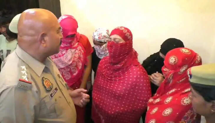वाराणसी: 50 करोड़ की जमीन हड़पने के मामले में BJP उपाध्यक्ष समेत 10 पर FIR, अब तक गिरफ्तारी नहीं       ​ वाराणसी उत्तर प्रदेश के मुख्यमंत्री योगी आदित्यनाथ के 'भू-माफियाओं के खिलाफ कड़े एक्शन' के दावों के बीच प्रधानमंत्री के संसदीय क्षेत्र वाराणसी से एक बेहद चौंकाने वाला मामला सामने आया है। वाराणसी के मोहनसराय इलाके में एक बीमार बुजुर्ग शिक्षिका की करीब 50 करोड़ रुपये मूल्य की कीमती जमीन को फर्जी दस्तावेजों के सहारे हड़पने के आरोप में 10 लोगों के खिलाफ मुकदमा (FIR) दर्ज किया गया है।​इस हाई-प्रोफाइल मामले में मुख्य साजिशकर्ता के तौर पर भाजपा काशी क्षेत्र के उपाध्यक्ष सुरेश कुमार सिंह का नाम सामने आने के बाद पूरे बनारस के राजनीतिक और सामाजिक हलकों में हड़कंप मच गया है।  ​न्यायालय के आदेश पर दर्ज हुई FIR  ​यह कार्रवाई मुख्य न्यायिक मजिस्ट्रेट (CJM) न्यायालय के कड़े आदेश के बाद रोहनिया थाने में की गई है। पीड़ित बुजुर्ग शिक्षिका प्रमिला मिश्रा ने न्याय के लिए अदालत का दरवाजा खटखटाया था। शिकायतकर्ता का आरोप है कि आरोपियों ने एक सोची-समझी और सुनियोजित साजिश के तहत उनकी पैतृक संपत्ति को हड़पने के लिए जाली दस्तावेज तैयार किए।  ​रजिस्ट्रार ऑफिस के बाबुओं से लेकर BJP नेता तक नामजद  ​इस पूरे खेल में सरकारी तंत्र और सफेदपोशों की मिलीभगत साफ नजर आ रही है। पुलिस द्वारा दर्ज की गई एफआईआर में कुल 10 लोगों को नामजद किया गया है, जिनमें भाजपा नेता  ​सुरेश कुमार सिंह (उपाध्यक्ष, भाजपा काशी क्षेत्र) - कथित मुख्य साजिशकर्ता​ नितेश राय उर्फ सोनू,​विशाल मिश्रा,​रवि उपाध्याय,​करुणापति उपाध्याय,​अजय कुमार तिवारी,​प्रवीण कुमार सिंह,​प्रशांत कुमार सिंह,​अनिल कुमार (तत्कालीन उपनिबंधक/सब-रजिस्ट्रार),​सत्यांश सिंह (निबंधन कार्यालय के लिपिक/क्लर्क)  ​अरेस्टिंग न होने पर उठ रहे सवाल, पूरे बनारस में चर्चा  ​एफआईआर दर्ज हुए कई दिन बीत जाने के बावजूद पुलिस प्रशासन द्वारा अभी तक किसी भी आरोपी की गिरफ्तारी (Arresting) नहीं की गई है। सत्ताधारी दल के कद्दावर नेता का नाम शामिल होने के कारण पुलिस की इस सुस्ती को लेकर पूरे बनारस में तरह-तरह की चर्चाएं आम हैं। लोग सवाल उठा रहे हैं कि क्या रसूखदार आरोपियों को बचाने के लिए पुलिस पर कोई राजनीतिक दबाव है?  ​पीड़ित पक्ष का कहना है: "एक बीमार और बुजुर्ग महिला की लाचारी का फायदा उठाकर करोड़ों की जमीन पर डाका डाला गया। अगर सत्ता से जुड़े लोगों पर कार्रवाई नहीं होगी, तो आम जनता न्याय के लिए कहां जाएगी?"  ​फिलहाल, यह मामला वाराणसी की राजनीति में गरमाया हुआ है और देखना यह है कि कमिश्नरेट पुलिस इस पर क्या रुख अपनाती है।