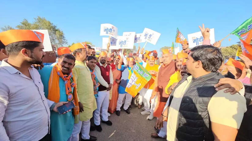 Varanasi News: प्रधानमंत्री नरेंद्र मोदी को वाराणसी लोकसभा से पुनः प्रत्याशी बनाये जाने पर निकाले बाइक यात्रा