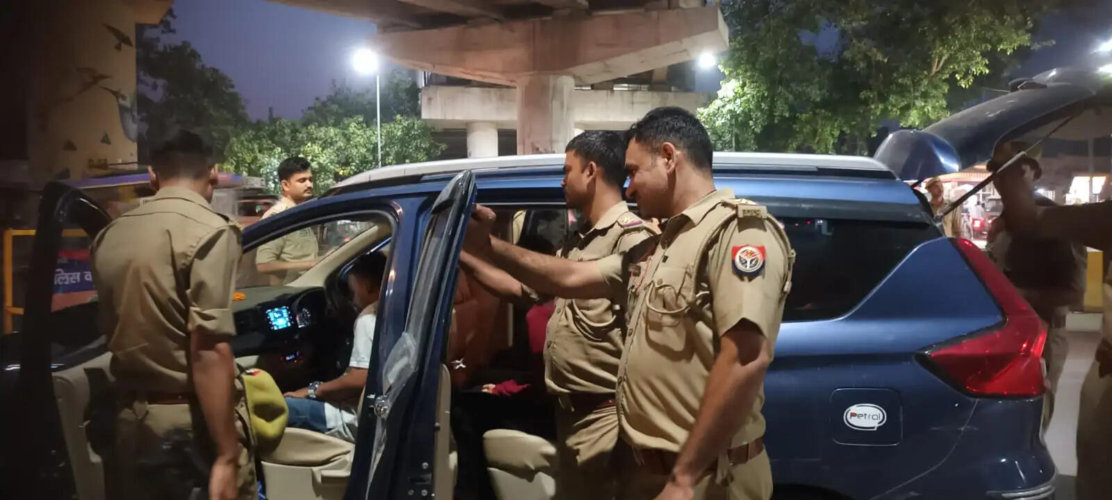 Varanasi News: कज्जाकपुरा तिराहे पर पुलिस की सघन वाहन चेकिंग, कई वाहनों का चालान