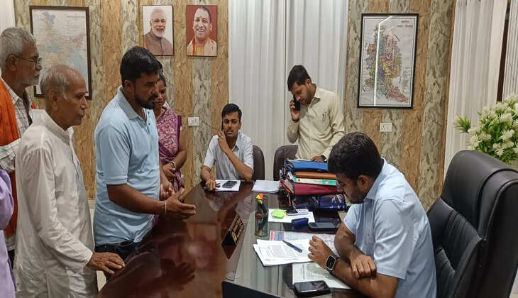 गोरखपुर: मूसलाधार बारिश के बीच डीएम दीपक मीणा ने सुनीं जनता की समस्याएं, अधिकारियों को दिए त्वरित कार्रवाई के निर्देश