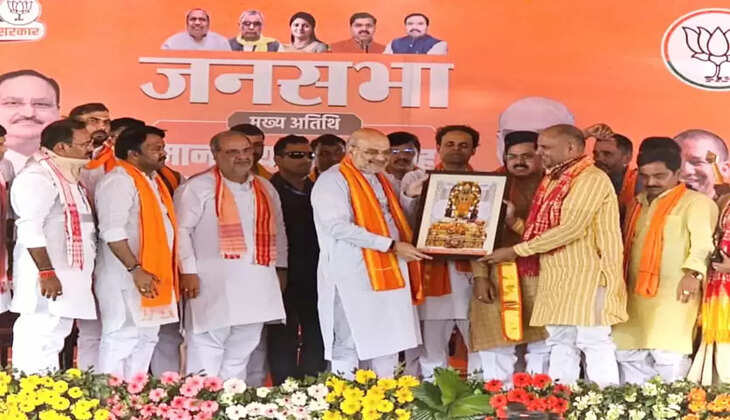 Varanasi News: केंद्रीय गृह मंत्री की सभा में पूर्व विधायक गोसाईगंज इंद्र प्रताप तिवारी ने दिखाई जनमत की ताकत भगवान राम की प्रतिमा देकर किया स्वागत
