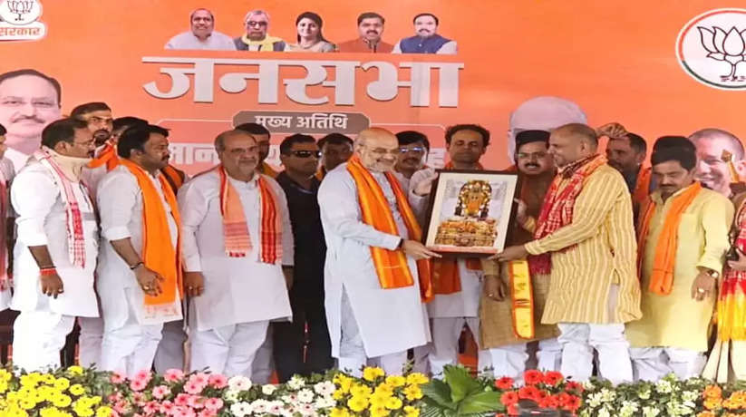 Varanasi News: केंद्रीय गृह मंत्री की सभा में पूर्व विधायक गोसाईगंज इंद्र प्रताप तिवारी ने दिखाई जनमत की ताकत भगवान राम की प्रतिमा देकर किया स्वागत