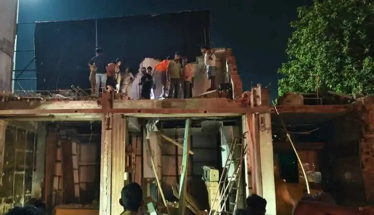 चंदौली के पंडित दीनदयाल नगर में निर्माणाधीन भवन की दीवार तोड़ने के दौरान स्टेचर गिरने से बड़ा हादसा हो गया। मलबे में दबने से एक मजदूर की मौत हो गई, जबकि दूसरा गंभीर रूप से घायल है। प्रशासन ने जांच शुरू कर दी है।